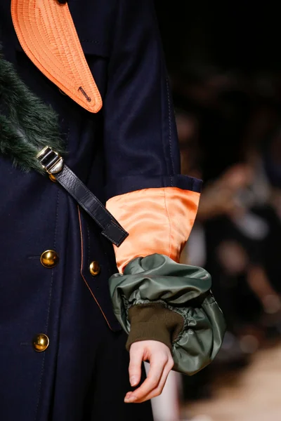 Look 16